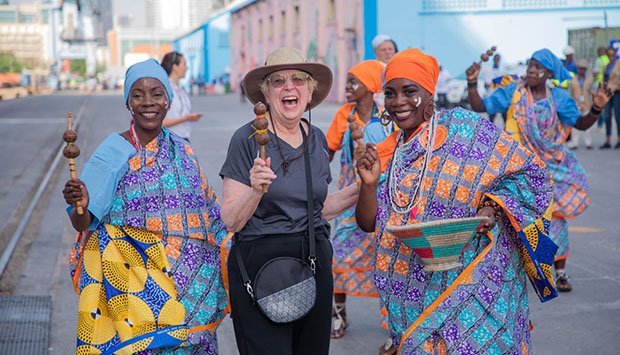 Turistas Encantados Com A Beleza E Cultura Angolana