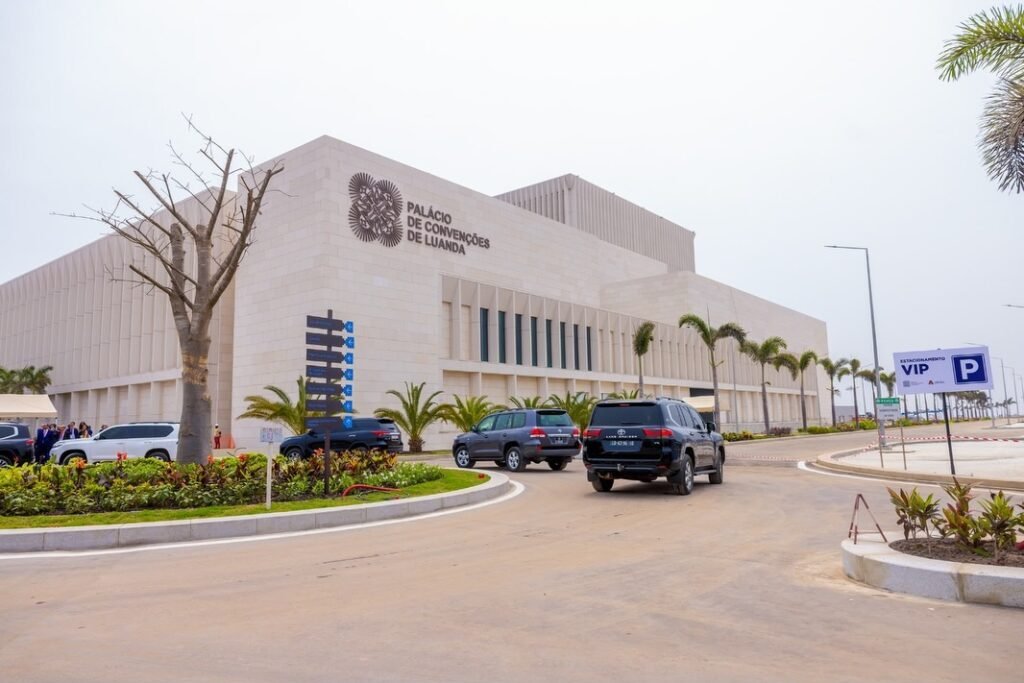 uma nova referÊncia para grandes encontros a entrada em funcionamento do palácio de convenções valoriza luanda e reforça a imagem de uma angola cada v( uma nova referÊncia para grandes encontros a entrada em funcionamento do palácio de convenções valoriza luanda e reforça a imagem de uma angola cada v(
